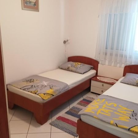 Apartmani Ana วีร์ ภายนอก รูปภาพ